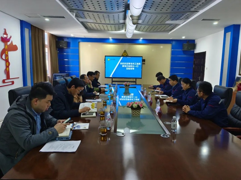 青島市（shì）工信局副局長薑海天一行蒞臨色偷偷成人一区二区三区91液壓參觀指導1.jpg