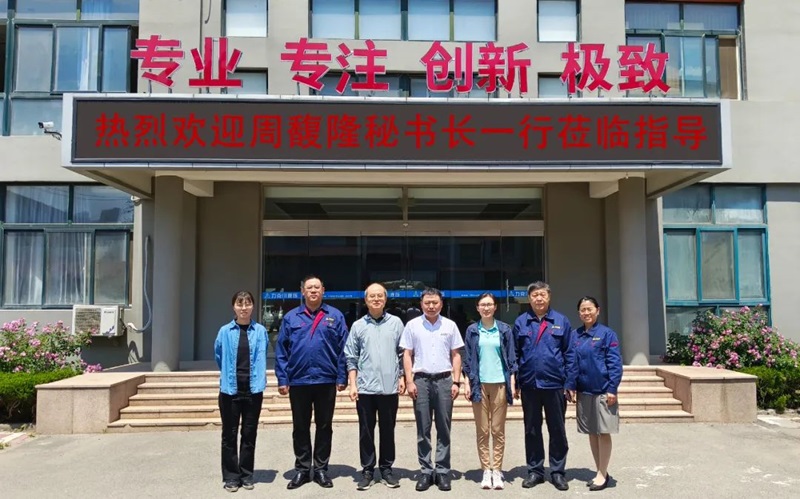 中國工程機械工業協會設備管理（lǐ）與維修分會秘書長周馥隆一行蒞臨色偷偷成人一区二区三区91液壓參觀指導1.jpg