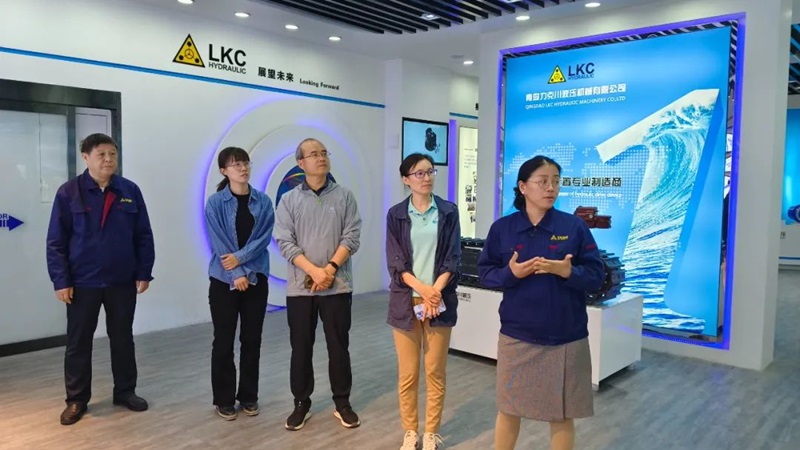 中（zhōng）國工程機械（xiè）工業協會設備管理與（yǔ）維修分會秘書長周（zhōu）馥隆一行蒞臨色偷偷成人一区二区三区91液壓參觀指導（dǎo）2.jpg